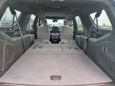 Used 2023 GMC Yukon XL SLT AWD/4WD image 8