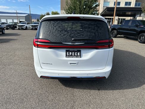 Used 2025 Chrysler Pacifica Select FWD image 4