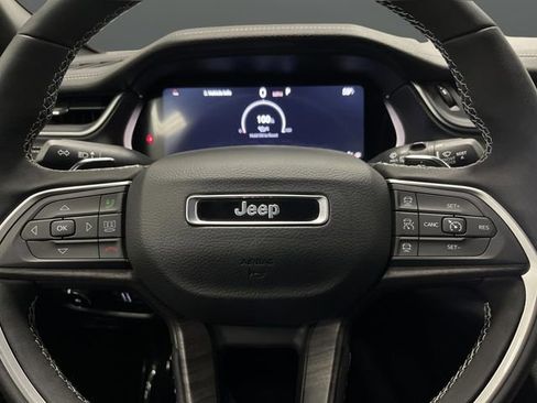 Used 2024 Jeep Grand Cherokee Limited w/ Black Appearance Package image 18