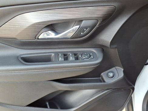 Certified 2024 GMC Terrain SLE w/ Driver Convenience Package image 3