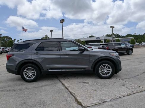 Used 2025 Ford Explorer Active RWD image 2