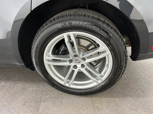 Certified 2025 Porsche Macan image 13