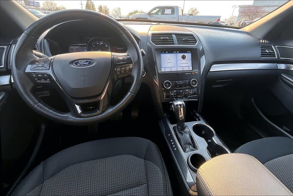 Used 2018 Ford Explorer XLT w/ Equipment Group 201A FWD image 14