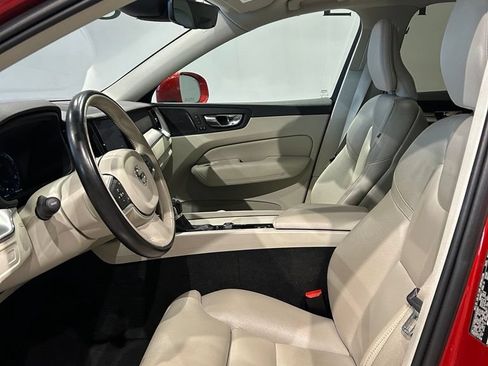 Used 2019 Volvo XC60 T5 Momentum w/ Multimedia Package AWD/4WD image 10
