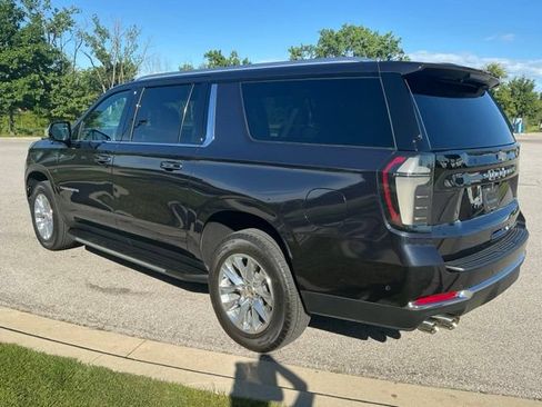 Used 2025 Chevrolet Suburban Premier w/ Sun And Tow Package AWD/4WD image 4
