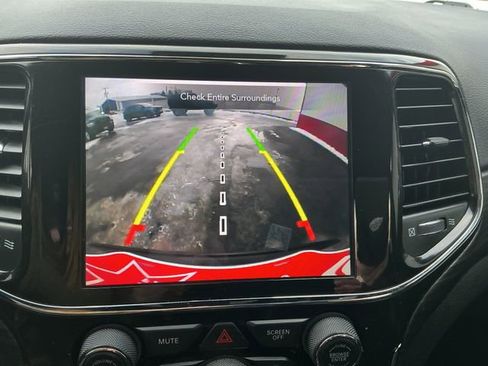 Used 2021 Jeep Grand Cherokee Laredo X image 41