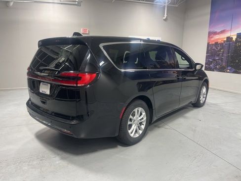 New 2026 Chrysler Pacifica Select image 5