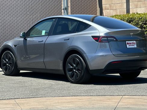 Used 2024 Tesla Model Y Long Range AWD/4WD image 6