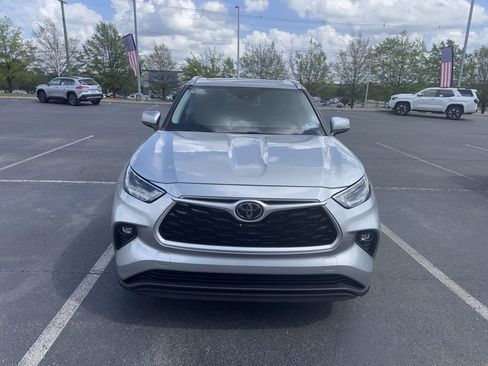 Used 2021 Toyota Highlander XLE image 3