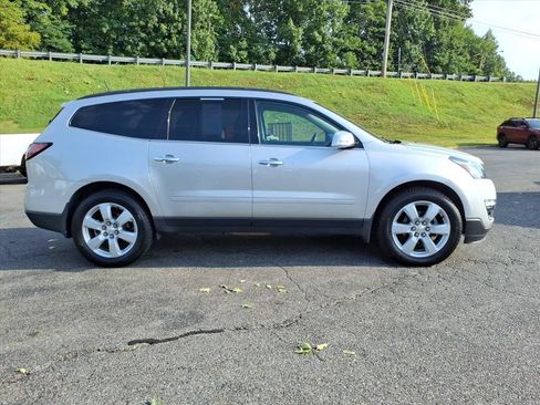 Used 2017 Chevrolet Traverse LT w/ Style and Technology Package AWD/4WD image 2