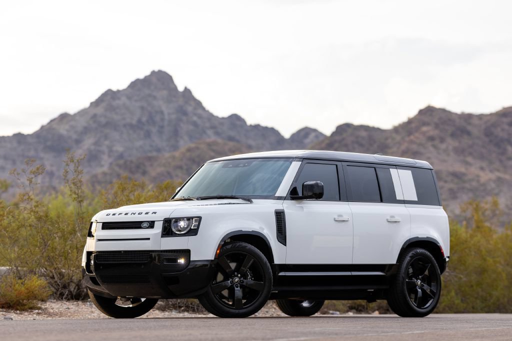 Used 2025 Land Rover Defender 110 V8 AWD/4WD image 6