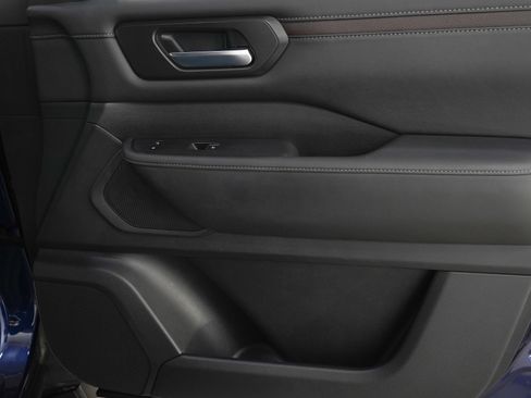 Used 2025 Nissan Armada SL image 9