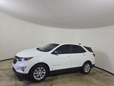 Used 2021 Chevrolet Equinox LS image 2