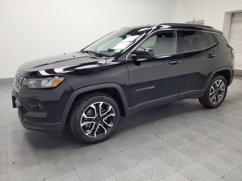 Used 2024 Jeep Compass Latitude AWD/4WD image 2