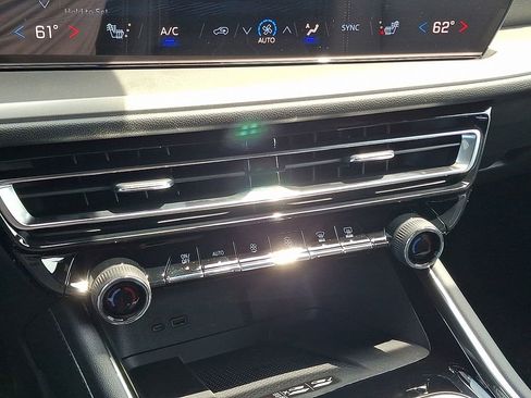 New 2025 Chevrolet Traverse LT image 38