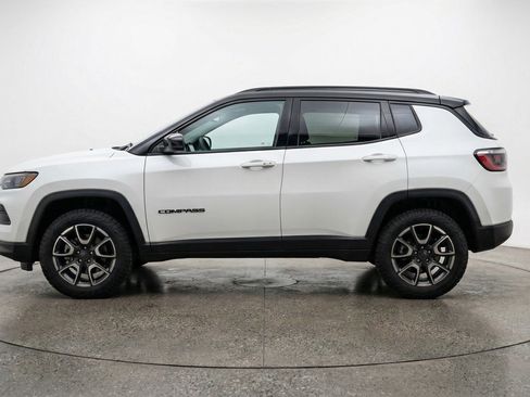 Used 2025 Jeep Compass Trailhawk image 5