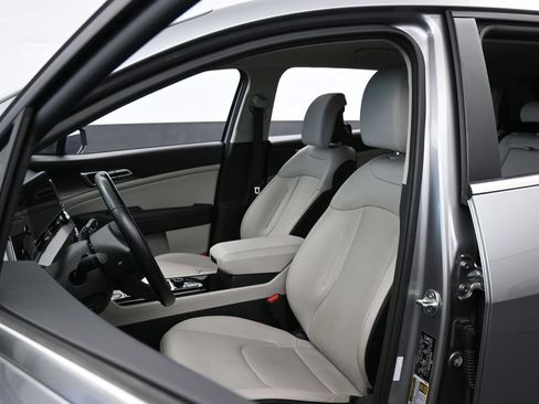 Used 2024 Kia Sportage EX FWD image 10