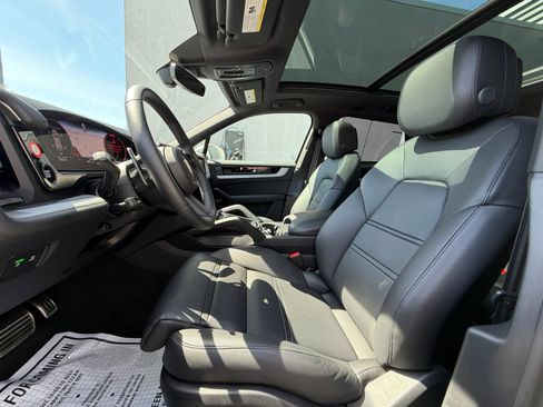Certified 2025 Porsche Cayenne AWD/4WD image 5