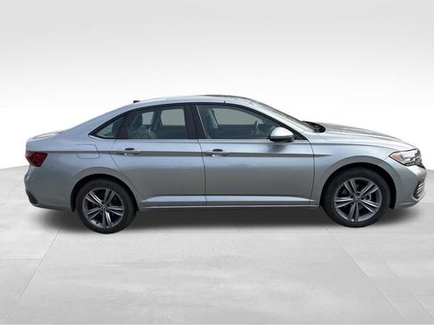 Used 2024 Volkswagen Jetta SE FWD image 6