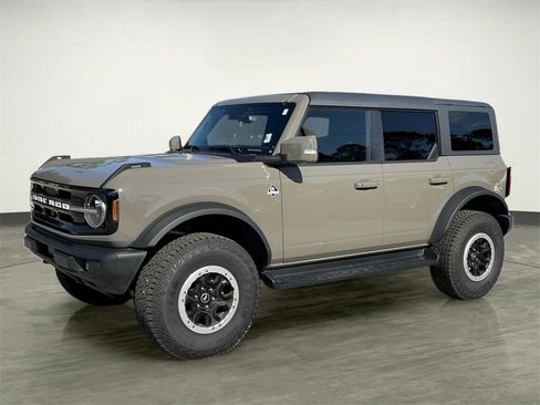 Certified 2025 Ford Bronco Outer Banks w/ Sasquatch Package image 2