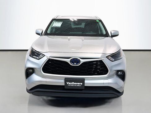 Used 2022 Toyota Highlander XLE AWD/4WD image 2