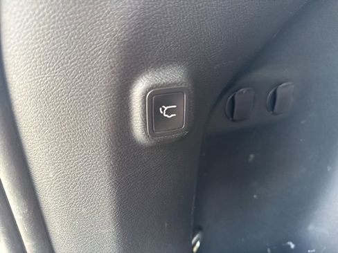 Used 2020 Jeep Cherokee Limited image 32
