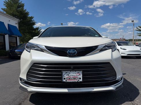 Used 2021 Toyota Sienna Platinum FWD image 2
