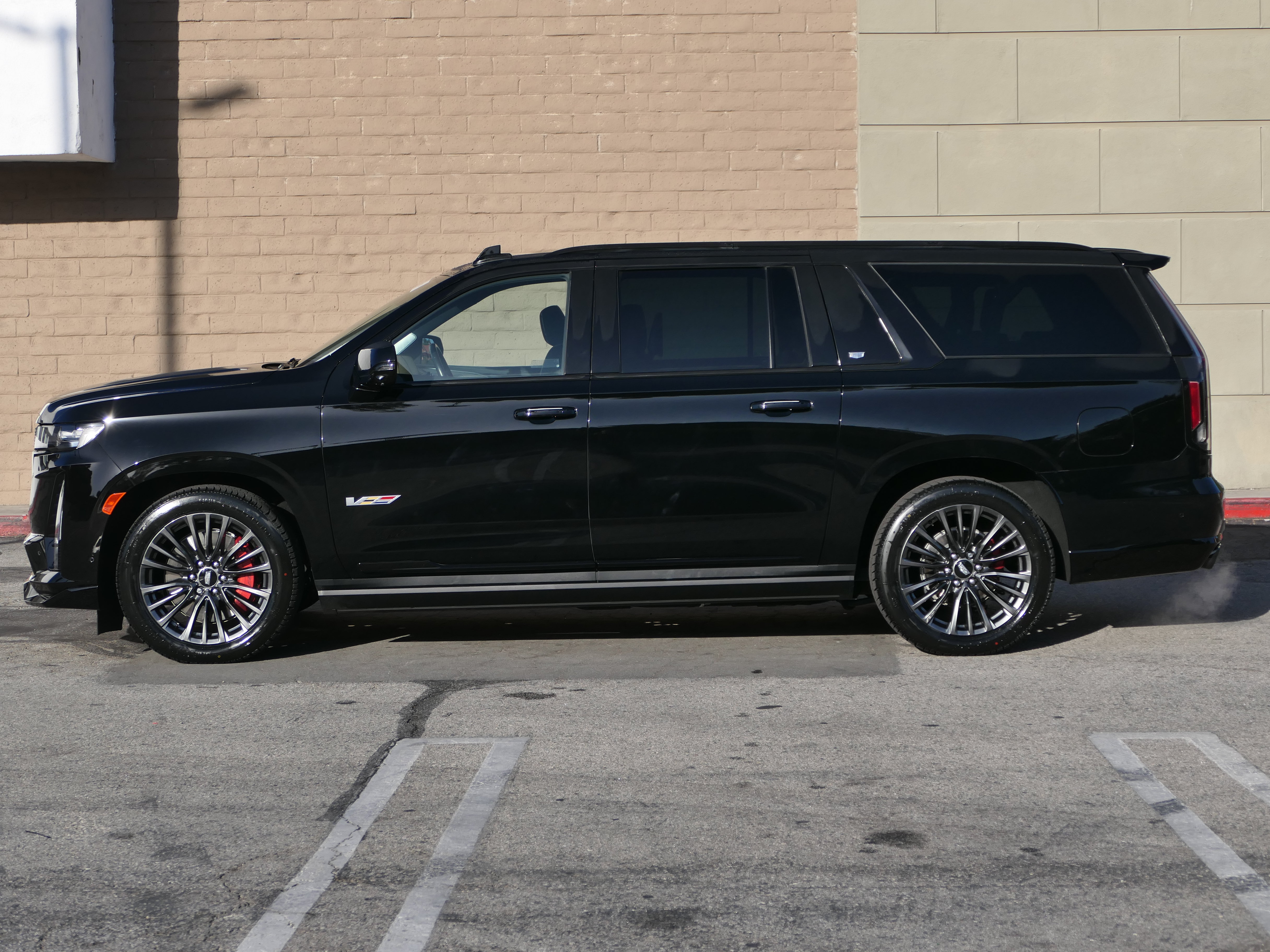 Used 2023 Cadillac Escalade ESV V AWD/4WD image 2