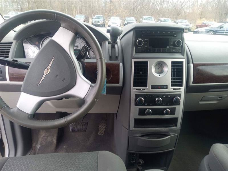 Used 2010 Chrysler Town & Country Touring FWD image 8