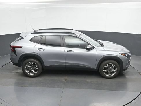 Used 2025 Chevrolet Trax LT FWD image 31