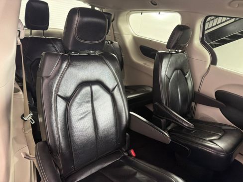 Used 2022 Chrysler Pacifica Touring-L FWD image 22