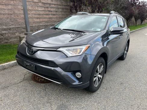 Used 2018 Toyota RAV4 XLE AWD/4WD image 1