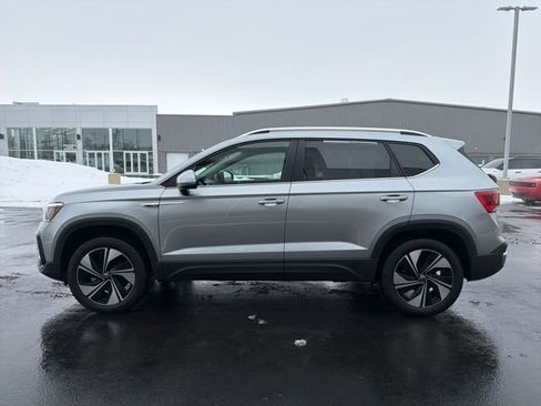 Used 2024 Volkswagen Taos SE image 4