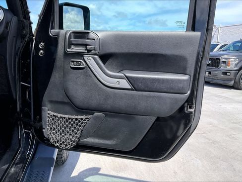 Used 2017 Jeep Wrangler Unlimited Sahara w/ Connectivity Group AWD/4WD image 28