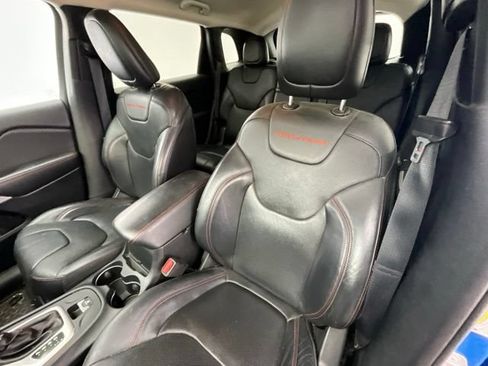 Used 2017 Jeep Cherokee Trailhawk AWD/4WD image 5