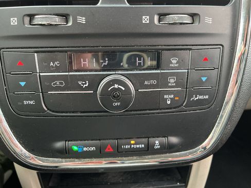 Used 2016 Chrysler Town & Country Touring image 23