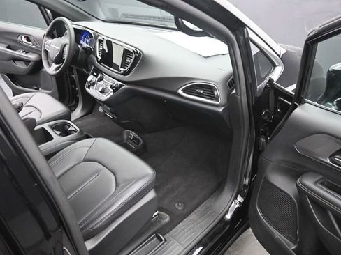 Used 2025 Chrysler Pacifica Select image 17