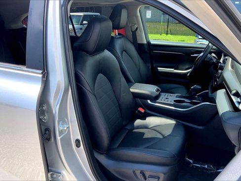 Used 2025 Toyota Highlander XLE AWD/4WD image 9