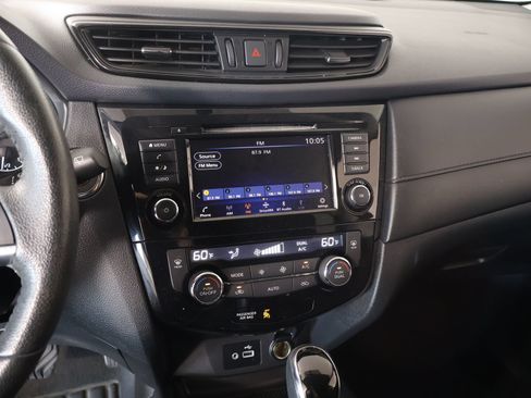 Used 2018 Nissan Rogue SV FWD image 5