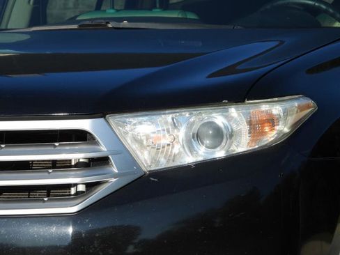 Used 2011 Toyota Highlander Limited w/ Tow Pkg FWD image 4