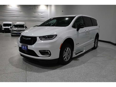 Used 2024 Chrysler Pacifica Touring-L FWD image 10