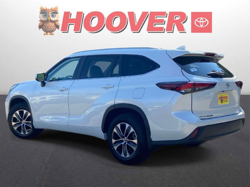 Used 2024 Toyota Highlander XLE FWD image 9