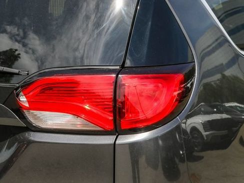 Used 2019 Chrysler Pacifica Touring-L FWD image 12