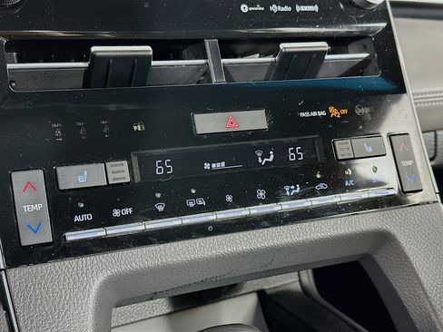 Used 2021 Toyota Avalon XLE image 23