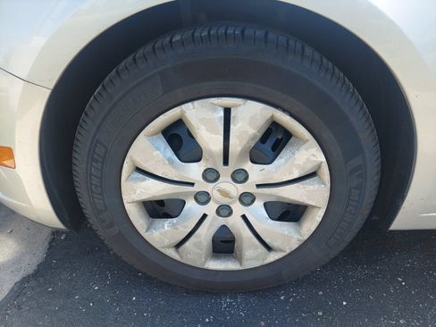 Used 2013 Chevrolet Cruze LS FWD image 3