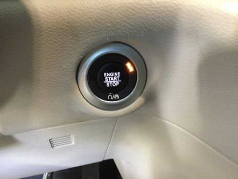 Used 2022 Chrysler Pacifica Touring-L image 40