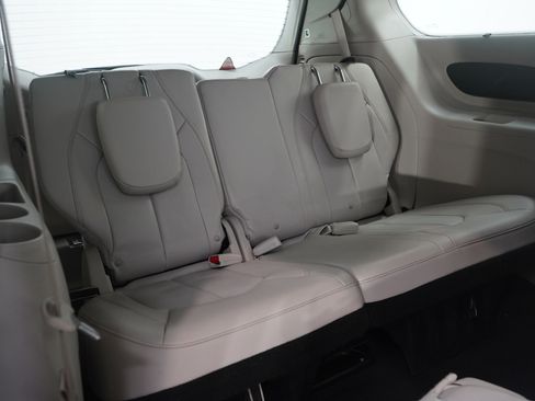 Used 2021 Chrysler Pacifica Touring-L image 15