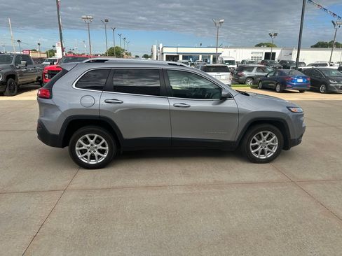 Used 2016 Jeep Cherokee Latitude w/ Comfort & Sound Group FWD image 28