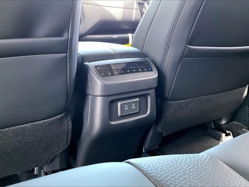 New 2026 Nissan Pathfinder SL w/ SL Premium Package (P04) FWD image 19