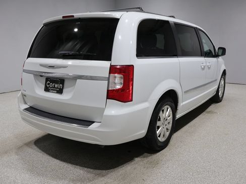 Used 2016 Chrysler Town & Country Touring FWD image 2